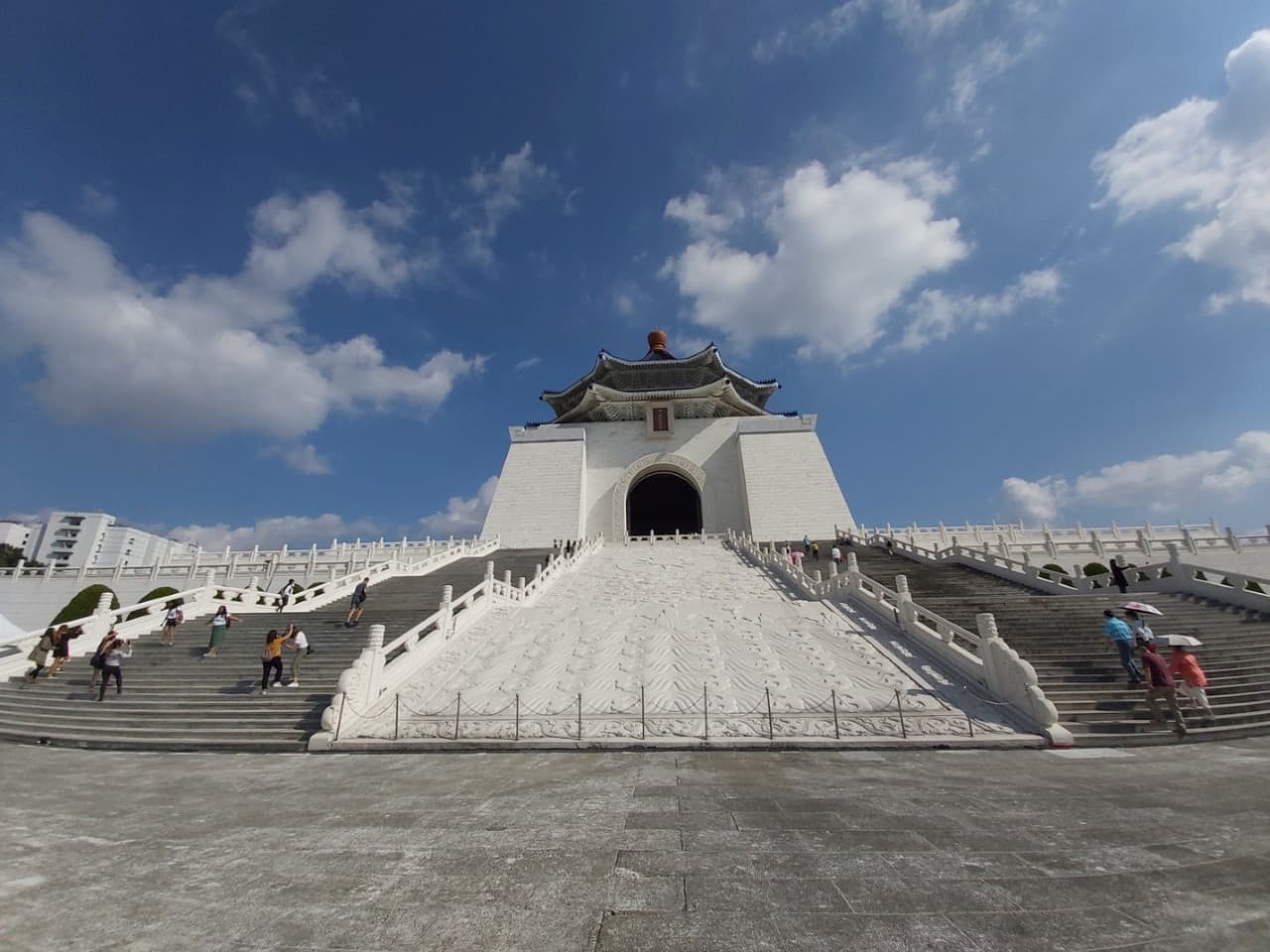 Classic Taipei Landmarks Full-Day Tour: National Palace Museum, Chiang Kai-shek Memorial Hall - image 10