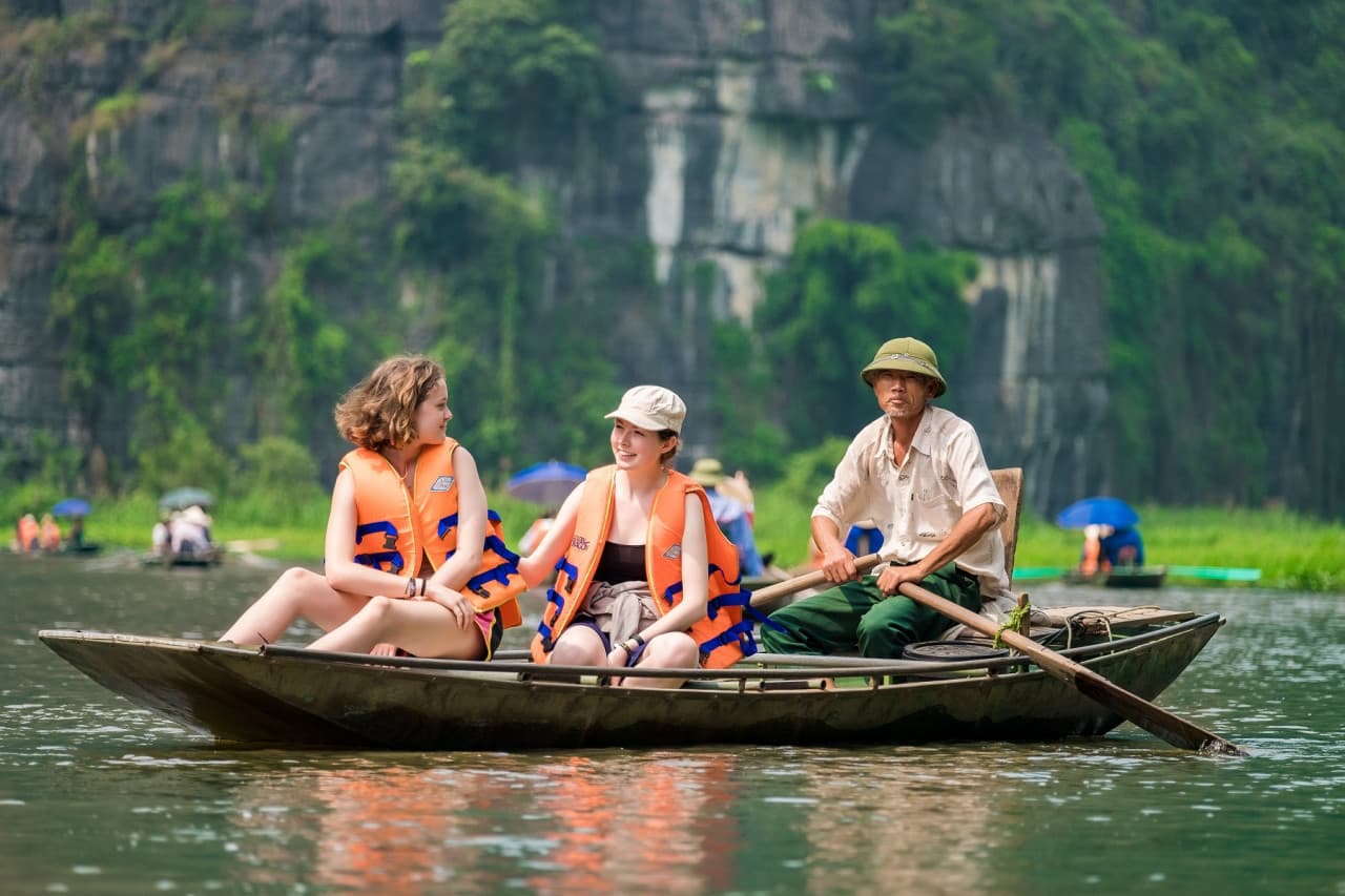 Hoa Lu and Tam Coc Tour from Hanoi - imagen 9