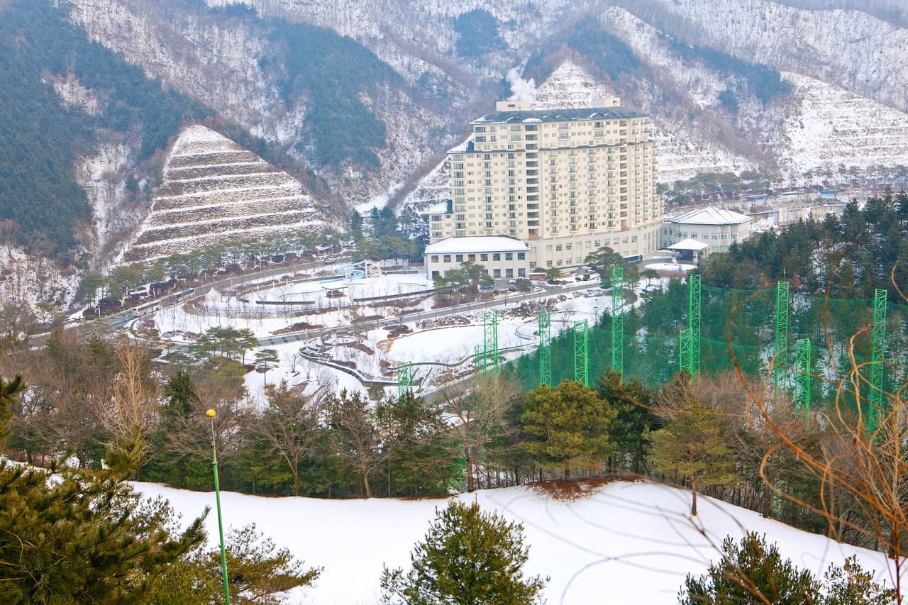 Elysian Gangchon Ski Resort and Eobi Ice Valley Full-Day Tour from Seoul - image 5