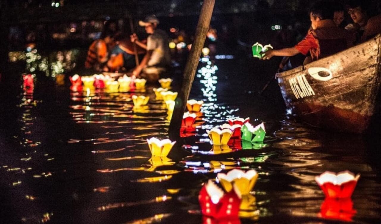 Hoai River Evening Boat Ride with Lantern Experience - image 2