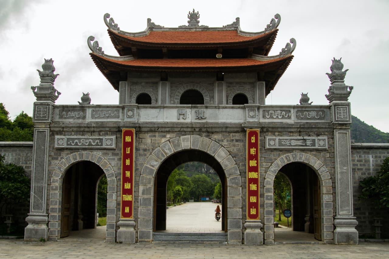 Hoa Lu and Tam Coc Tour from Hanoi - imagen 4