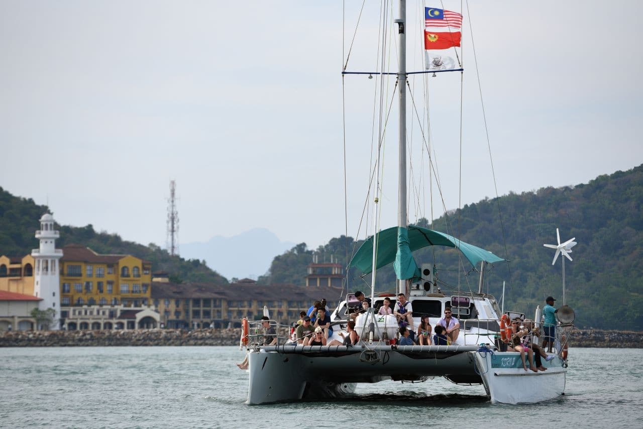 Cruceros premium al atardecer y de día en Langkawi con Crystal Yacht - imagen 3