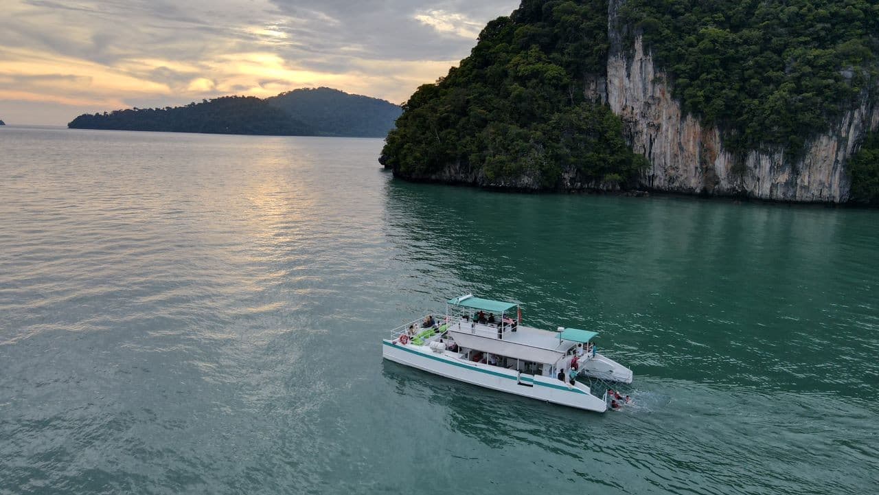 Cruceros premium al atardecer y de día en Langkawi con Crystal Yacht - imagen 8