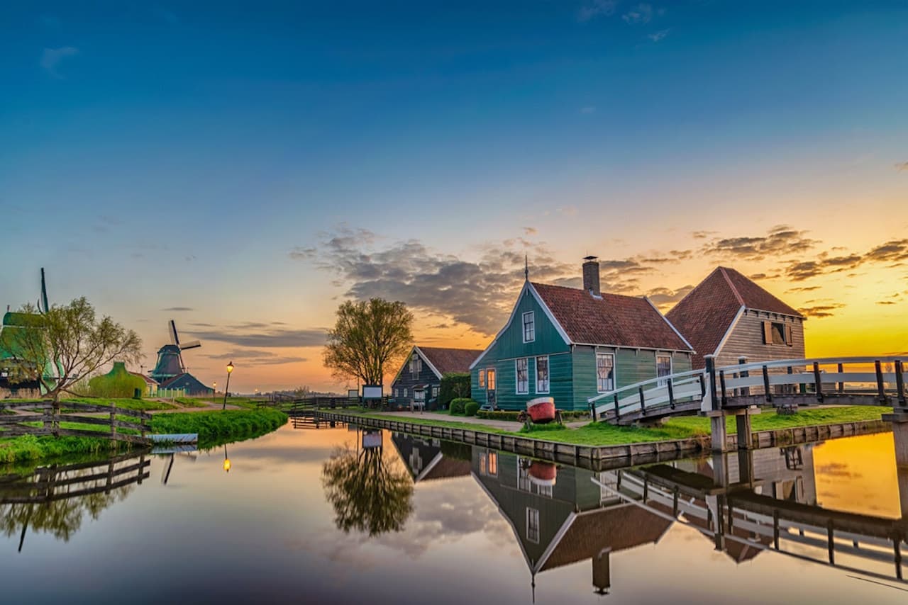 Zaanse Schans Windmill Village Tour with return transfers from Amsterdam - image 2