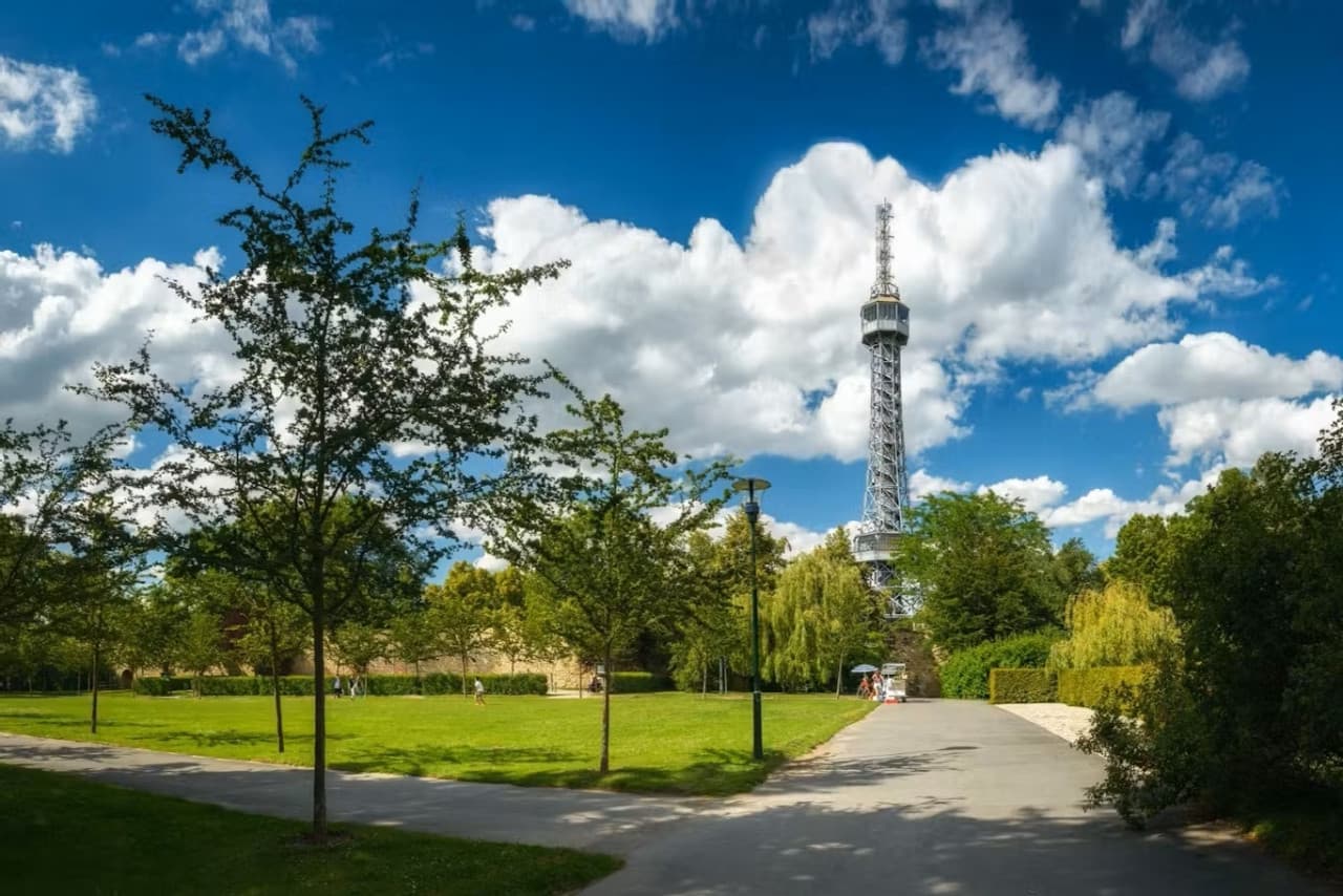 Entrada para la Torre Petřín y el Laberinto de Espejos - imagen 4