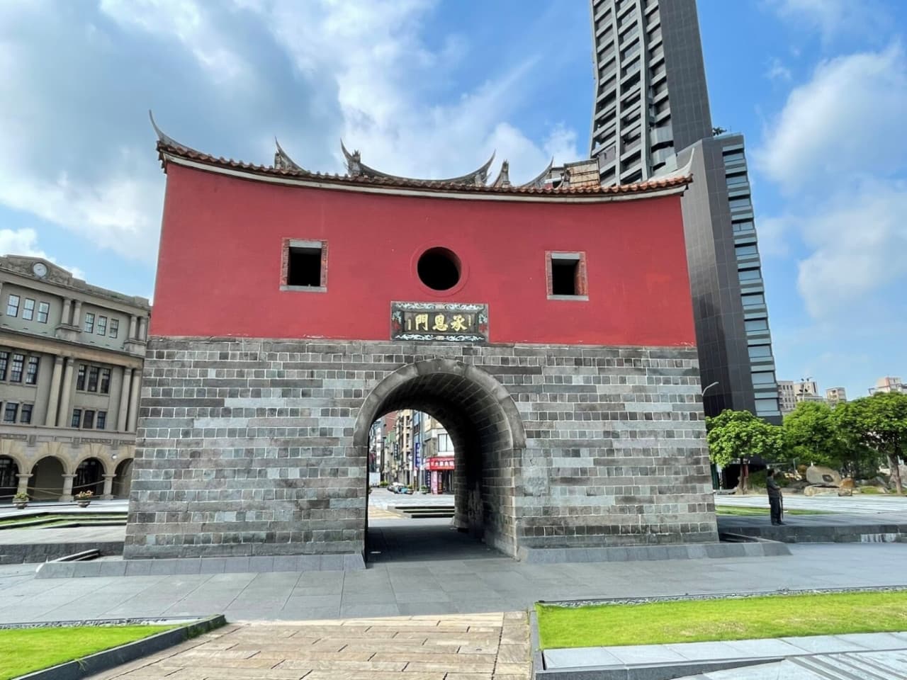 Classic Taipei Landmarks Full-Day Tour: National Palace Museum, Chiang Kai-shek Memorial Hall - image 8