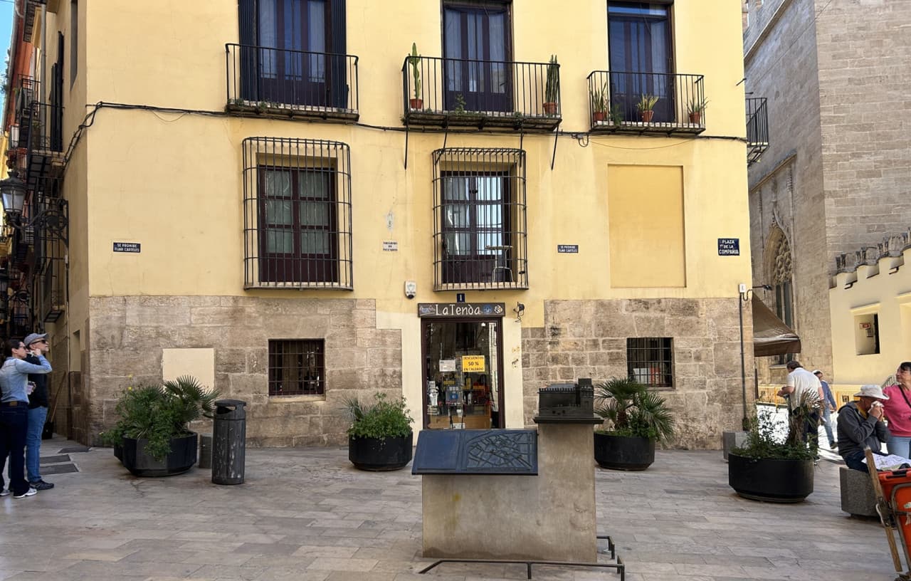 La Lonja de la Seda Tour with English-Speaking Guide & Fast Track Entry - image 5
