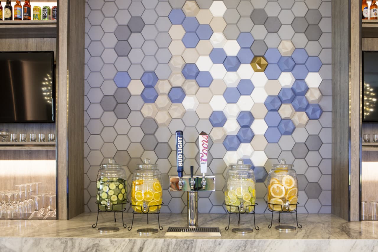 Plaza Premium Lounge - Dallas Fort Worth International Airport Terminal E - image 6