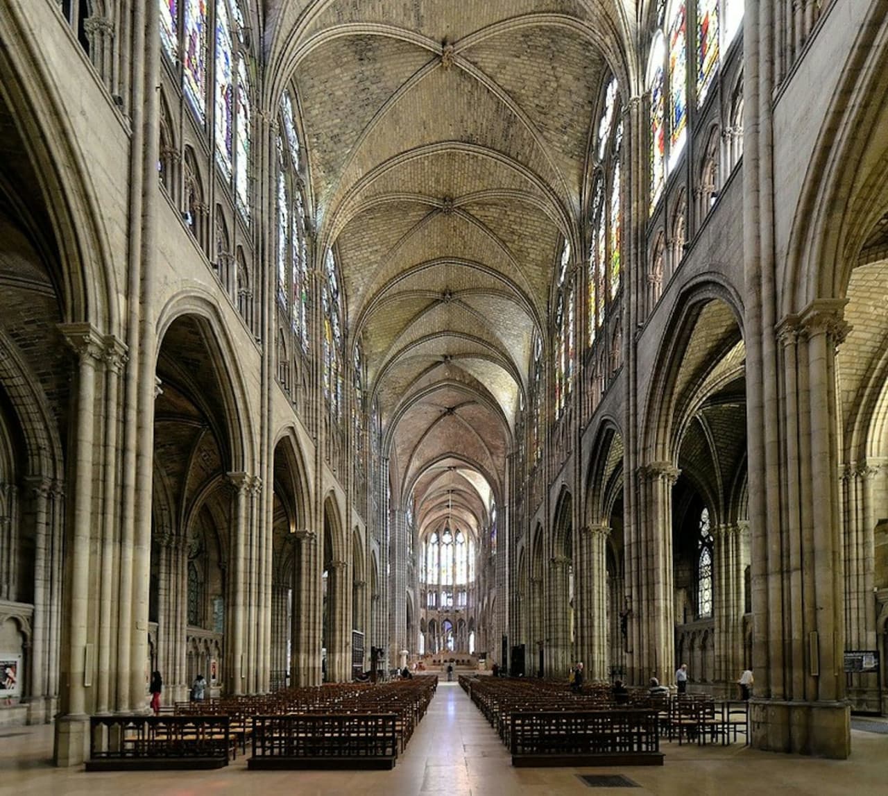 Entrada a la basílica de Saint-Denis - imagen 12