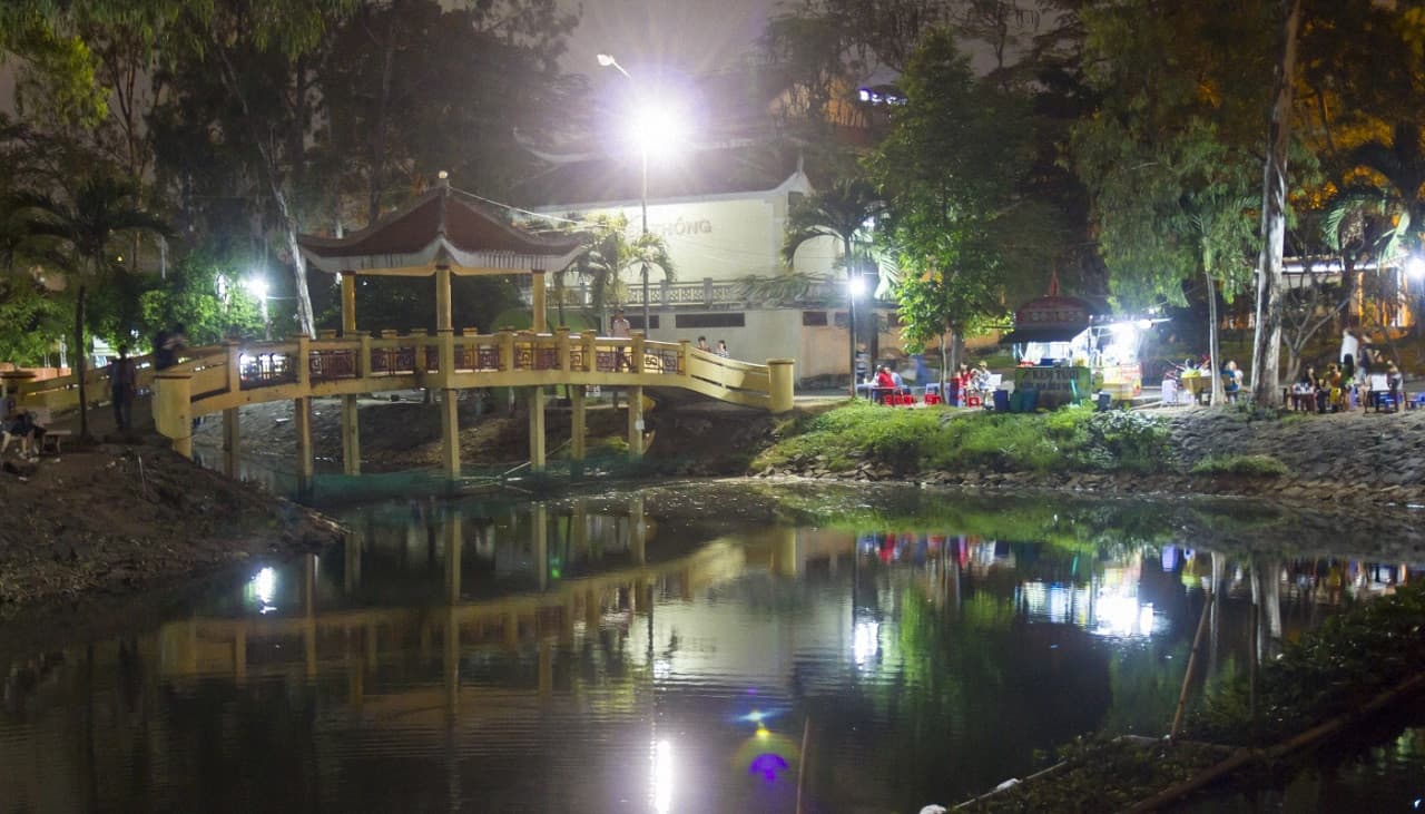 Tour nocturno gastronómico en moto por Ciudad Ho Chi Minh - imagen 5