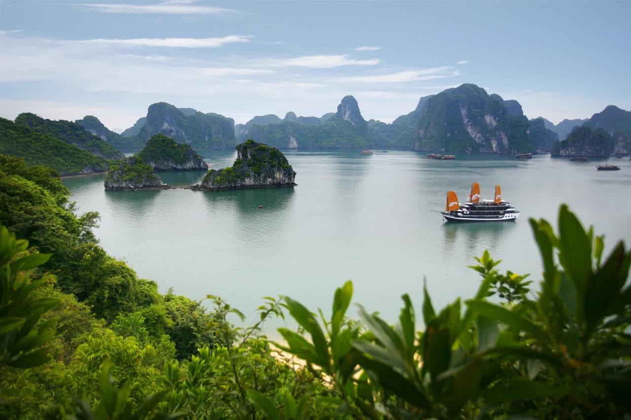 Ha Long Bay Cruise with Round Trip Transfer from Hanoi - image 2