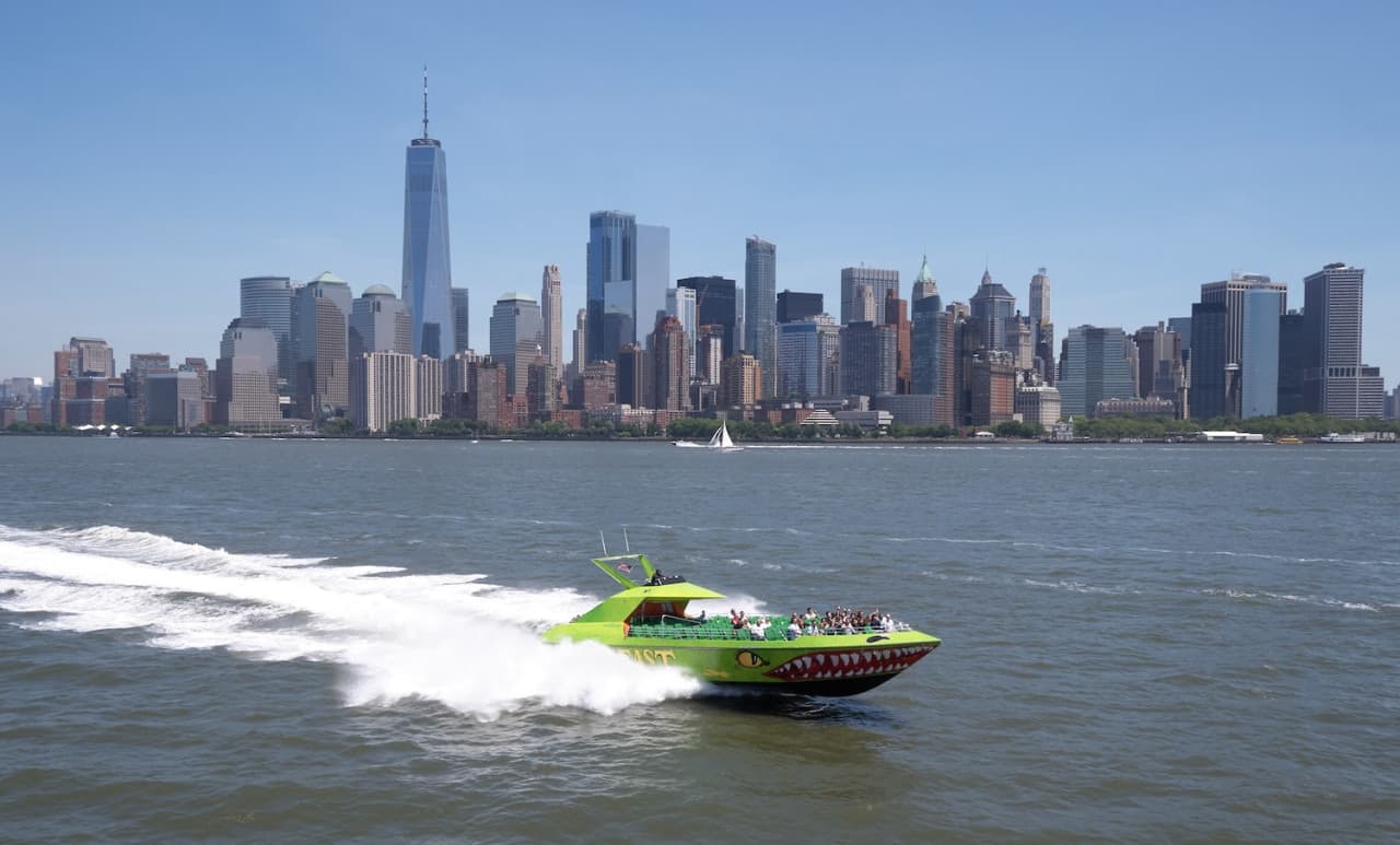 The Beast Speedboat Ride to Statue of Liberty by Circle Line: Reserved Straight-to-Board Ticket - imagen 3