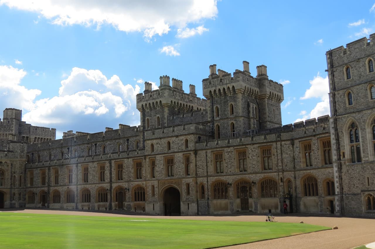 Windsor Castle, Stonehenge and Bath Tour with Lunch in Lacock - image 4