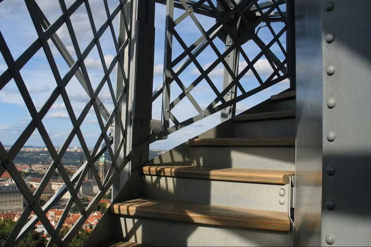 Entrada para la Torre Petřín y el Laberinto de Espejos - imagen 7