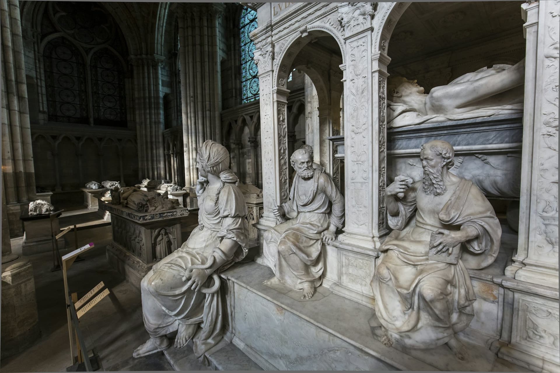 Entrada a la basílica de Saint-Denis - imagen 6