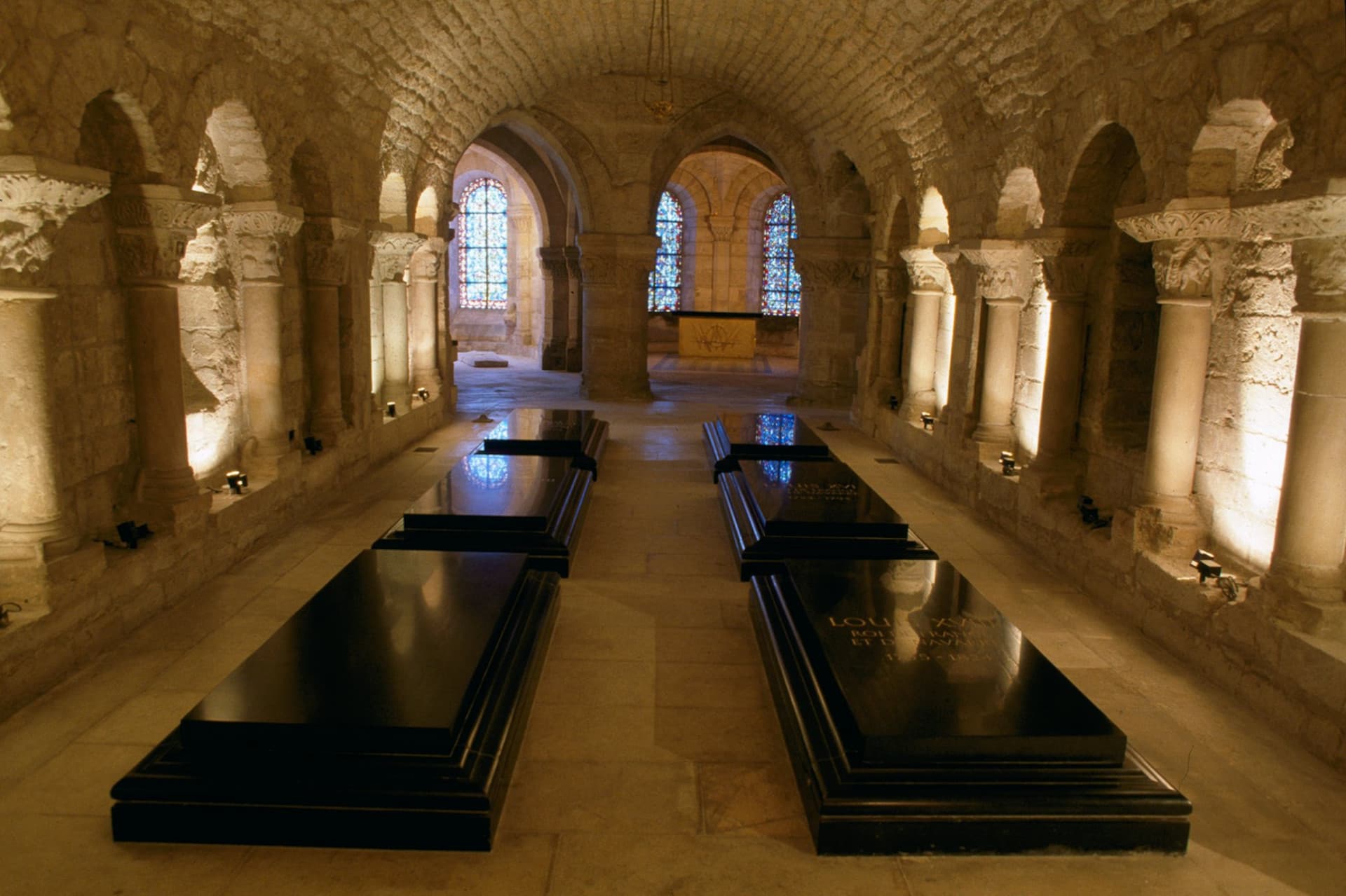 Entrada a la basílica de Saint-Denis - imagen 9