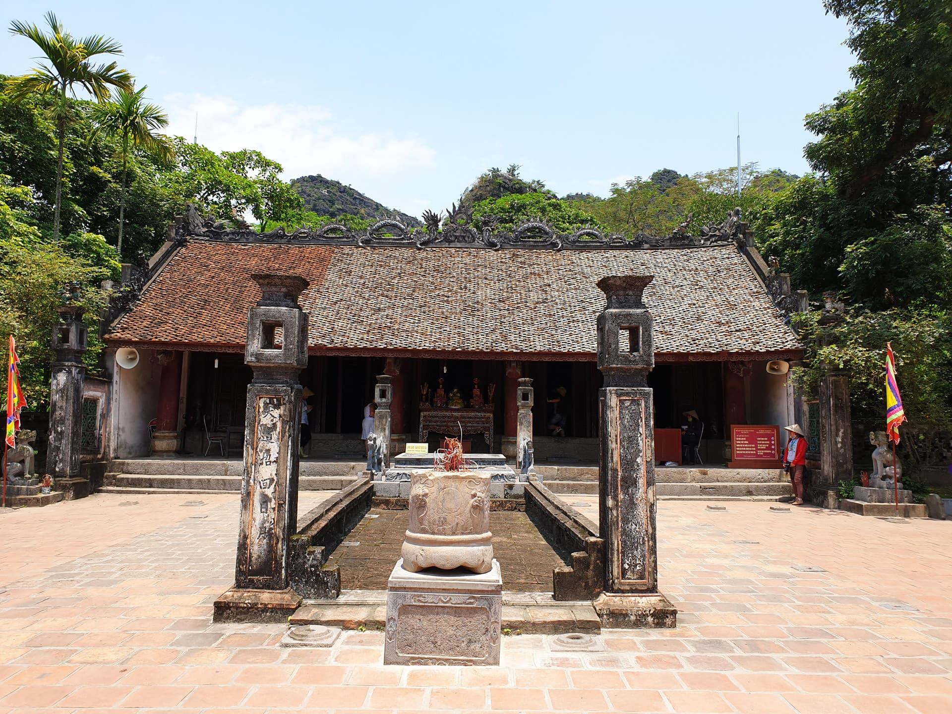 Hoa Lu and Tam Coc Tour from Hanoi - imagen 6
