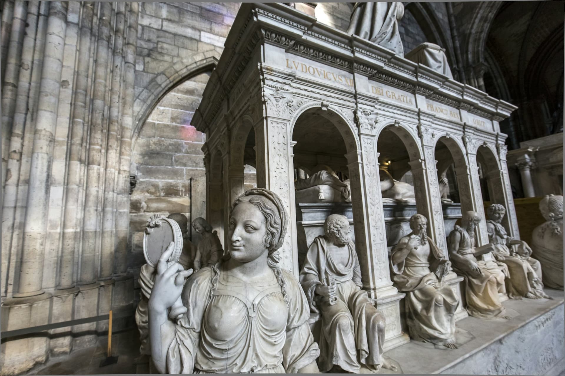 Entrada a la basílica de Saint-Denis - imagen 4