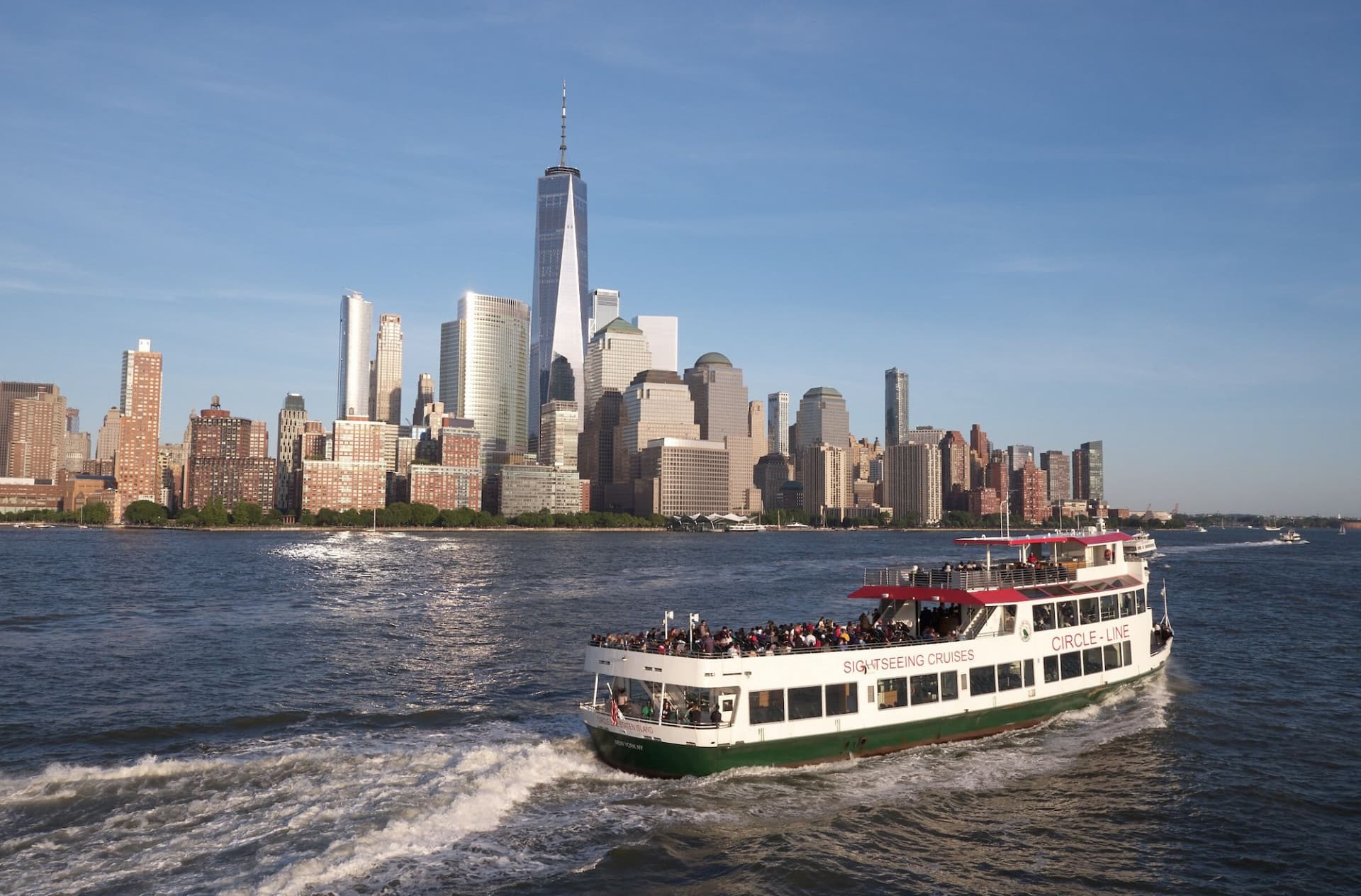 Circle Line "NYC Landmarks" Sightseeing Cruise (1.5 hours): Reserved Straight-to-Board Ticket - image 8