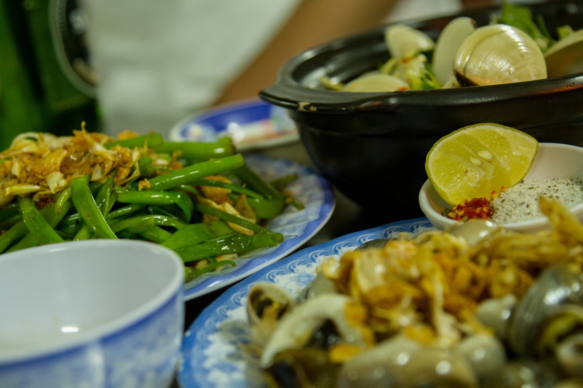 Tour nocturno gastronómico en moto por Ciudad Ho Chi Minh - imagen principal