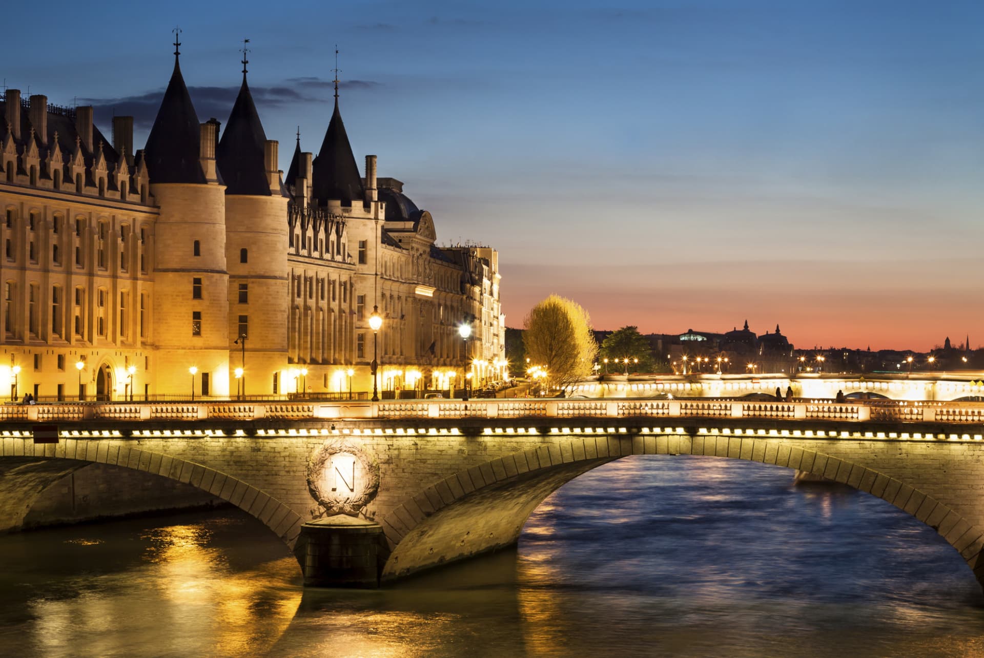 Paris Illuminations Night Bus Tour and Eiffel Tower Reserved Access - image 5