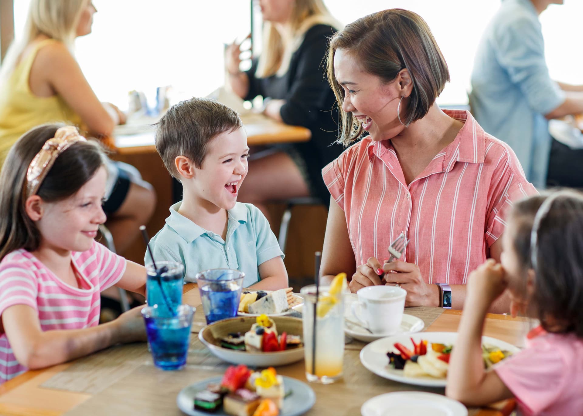 Sydney Harbour Long Lunch Cruise aboard Captain Cook Cruises - imagen 3