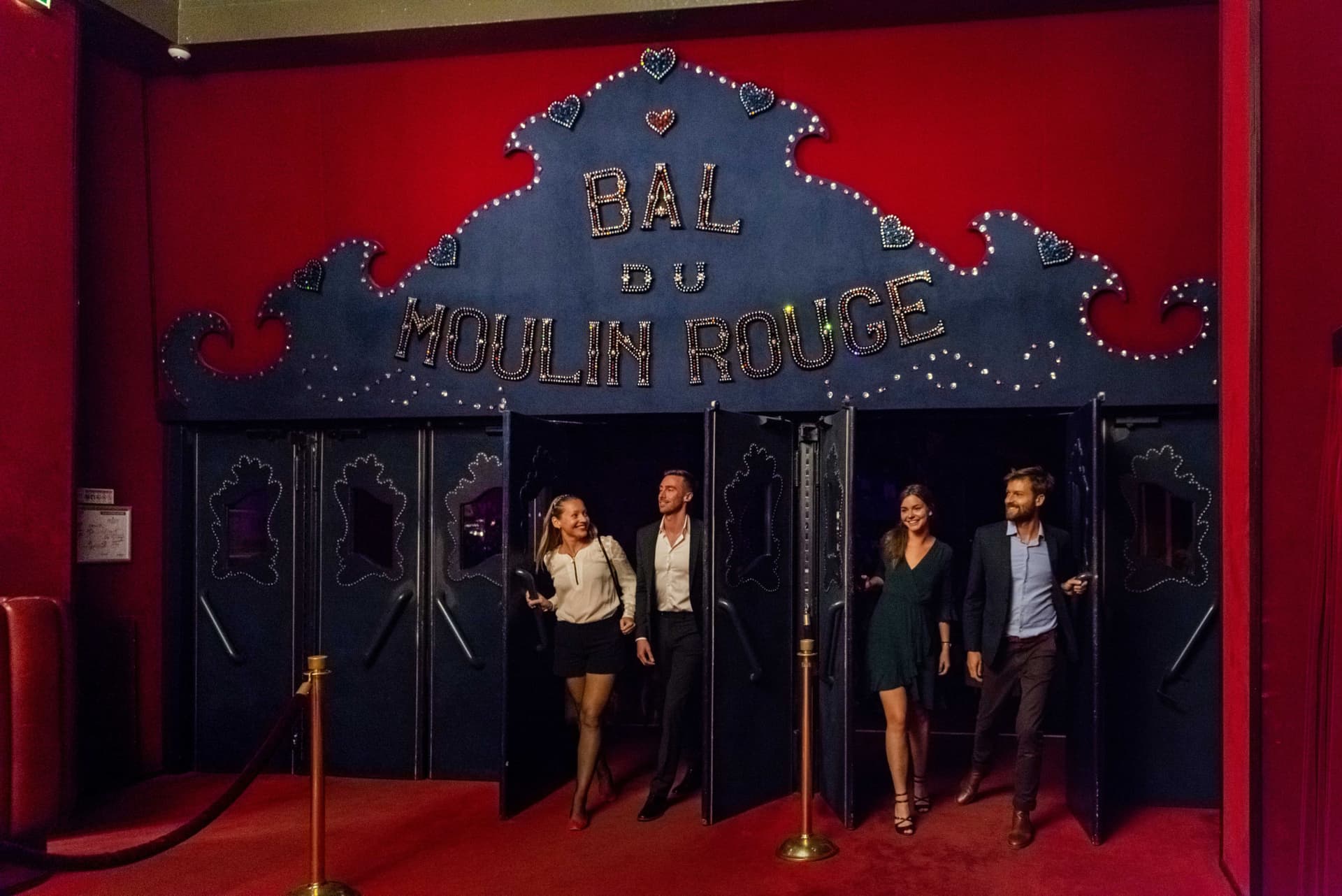 Espectáculo de cabaret en Moulin Rouge y tour en autobús por París - imagen 9