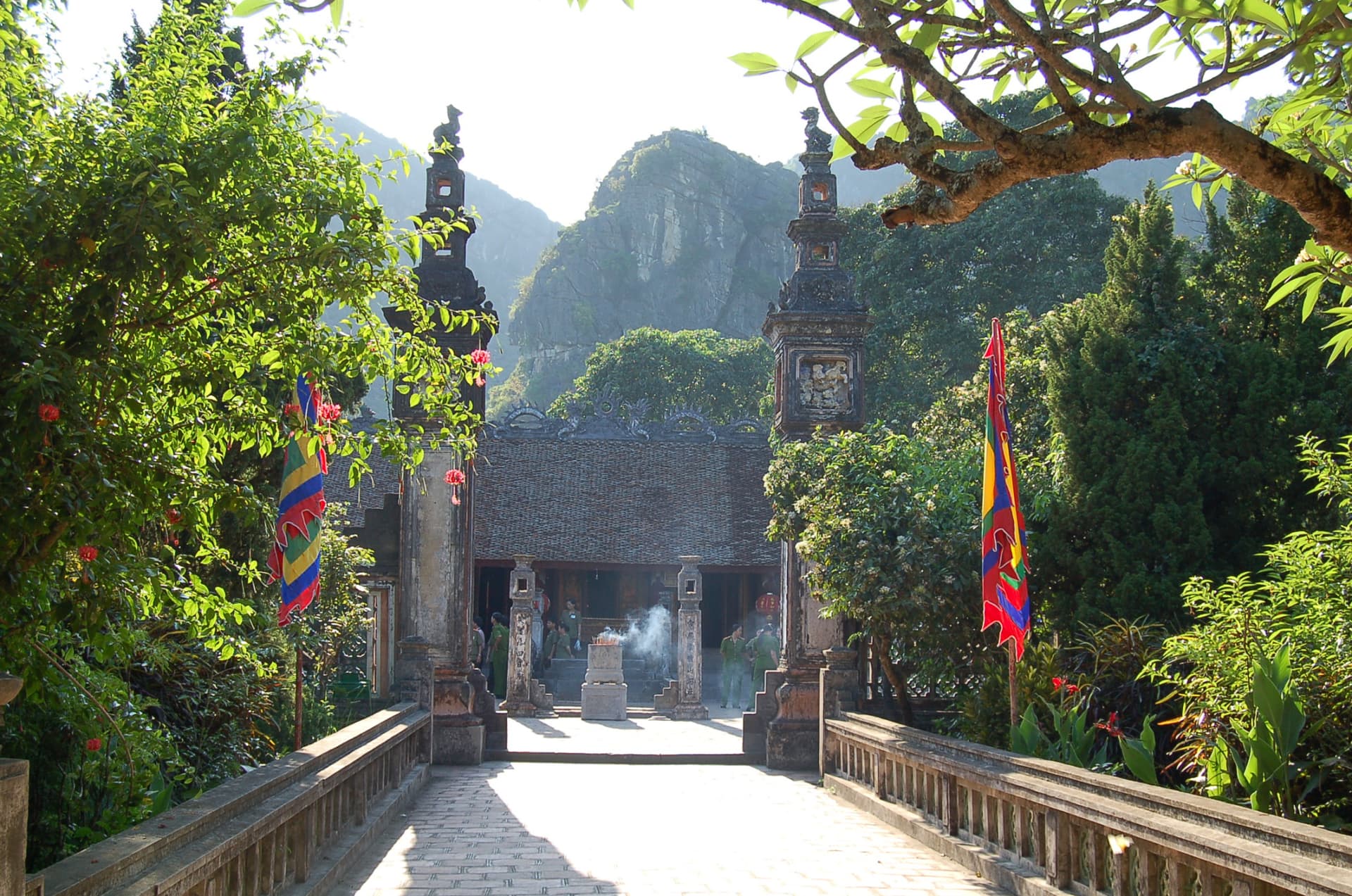 Hoa Lu and Tam Coc Tour from Hanoi - imagen 2
